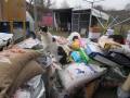 Transport Dezember 2015 - die Katzen bewahren die  Spendesachen